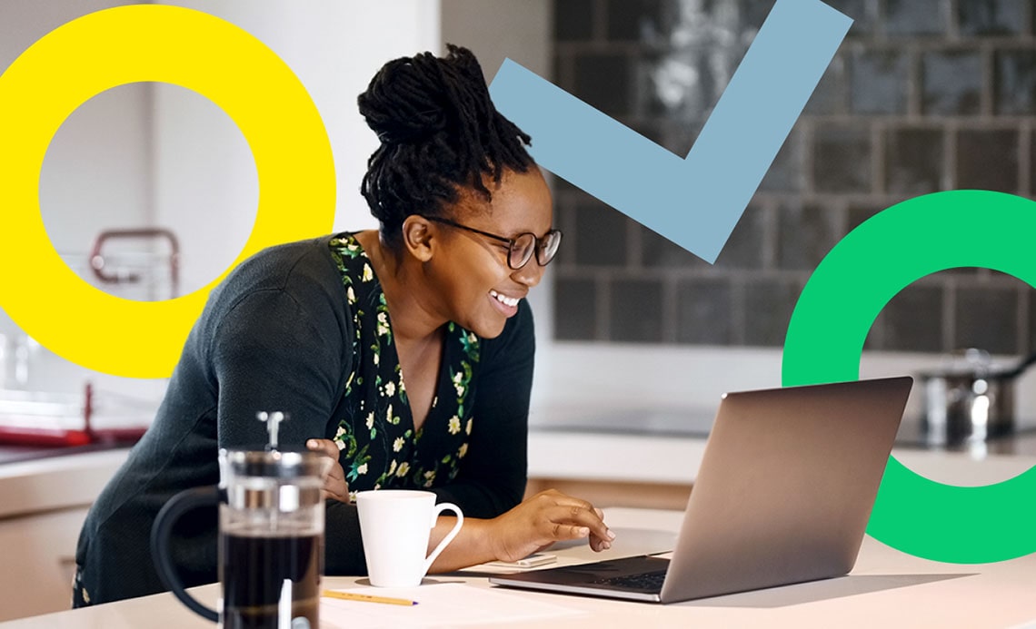 Uma mulher configurando facilmente o plano do GoTo Connect pelo notebook.