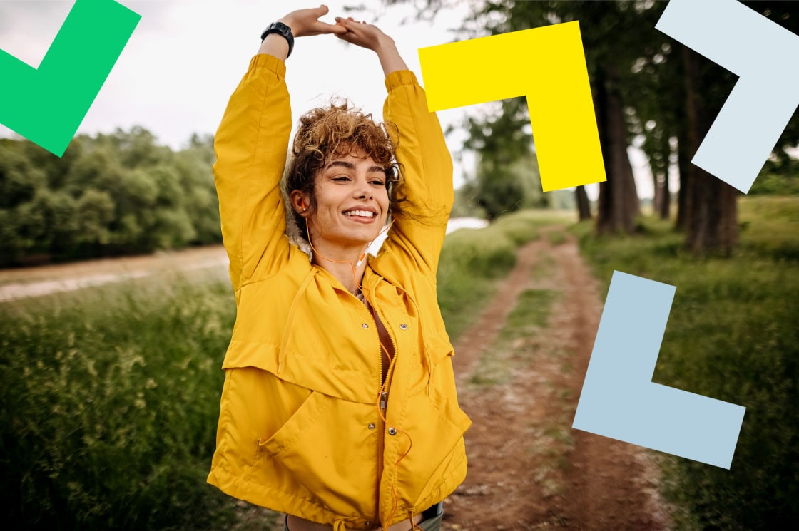 Uma mulher se divertindo ao ar livre enquanto atende a uma chamada remotamente.