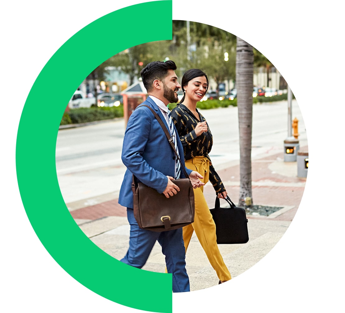 Profesionales caminan y conversan en el exterior.