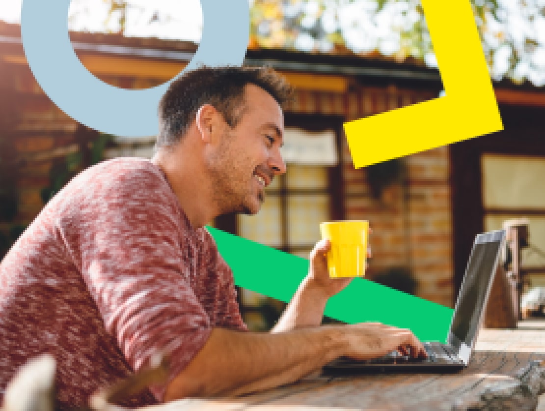 Um homem se divertindo enquanto trabalha remotamente em seu quintal.