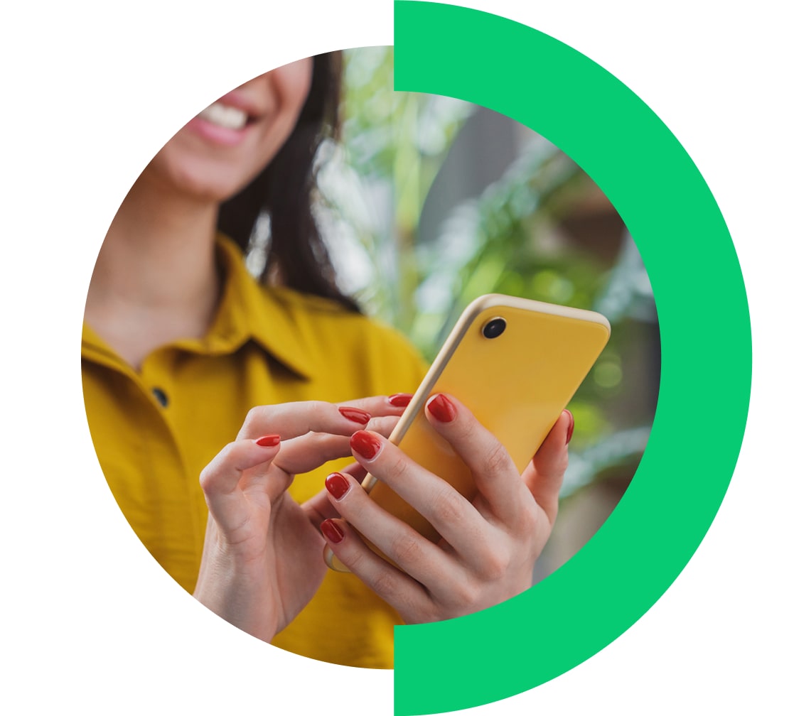 Vrouw die onderweg op haar telefoon GoTo Training gebruikt.