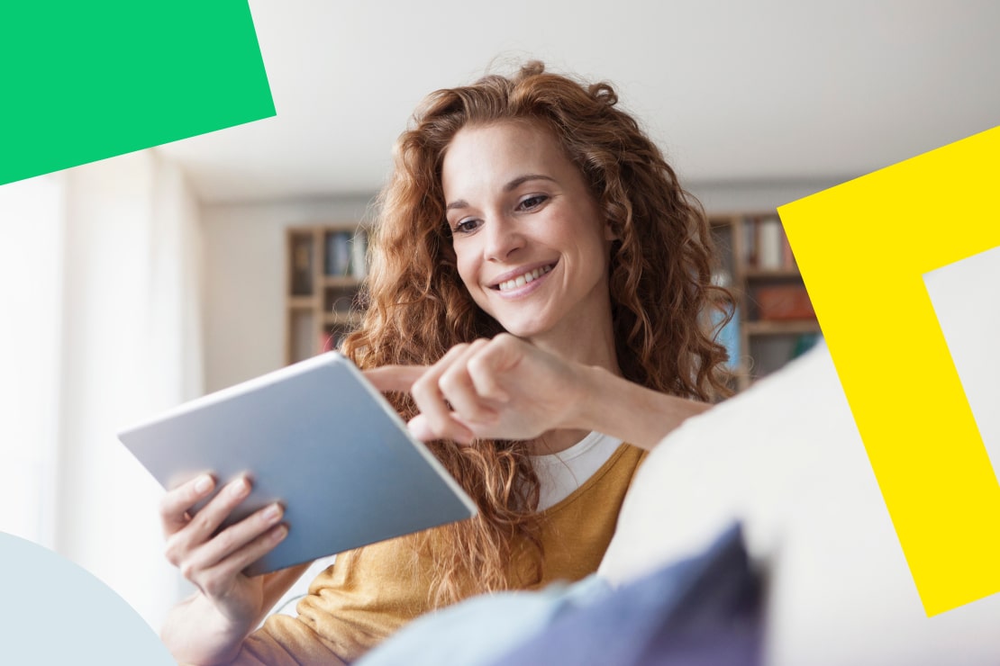 Mulher sorrindo ao usar seu dispositivo para ver resumos e transcrições gerados por IA, ganhando tempo e mantendo o foco no cliente.