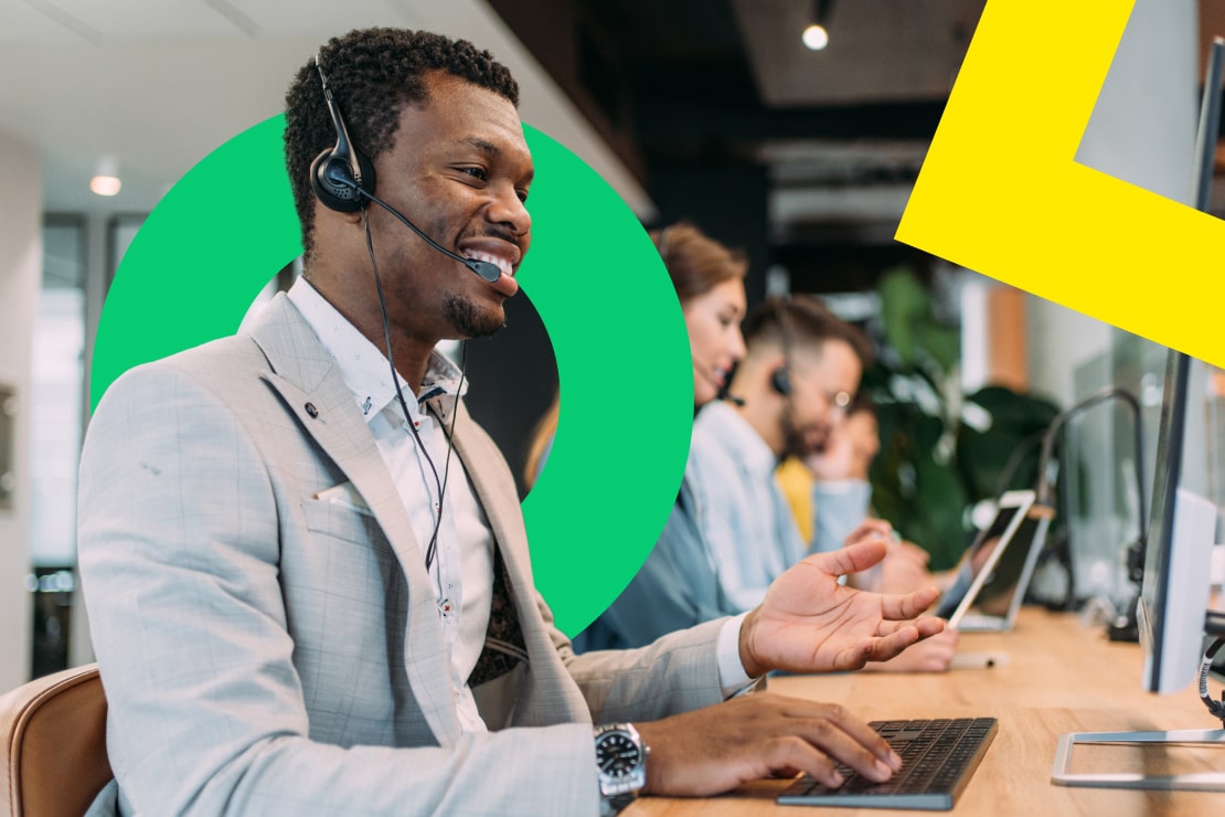 Representante de atendimento ao cliente usando um headset ao interagir com um cliente com base em dados de CRM sincronizados.