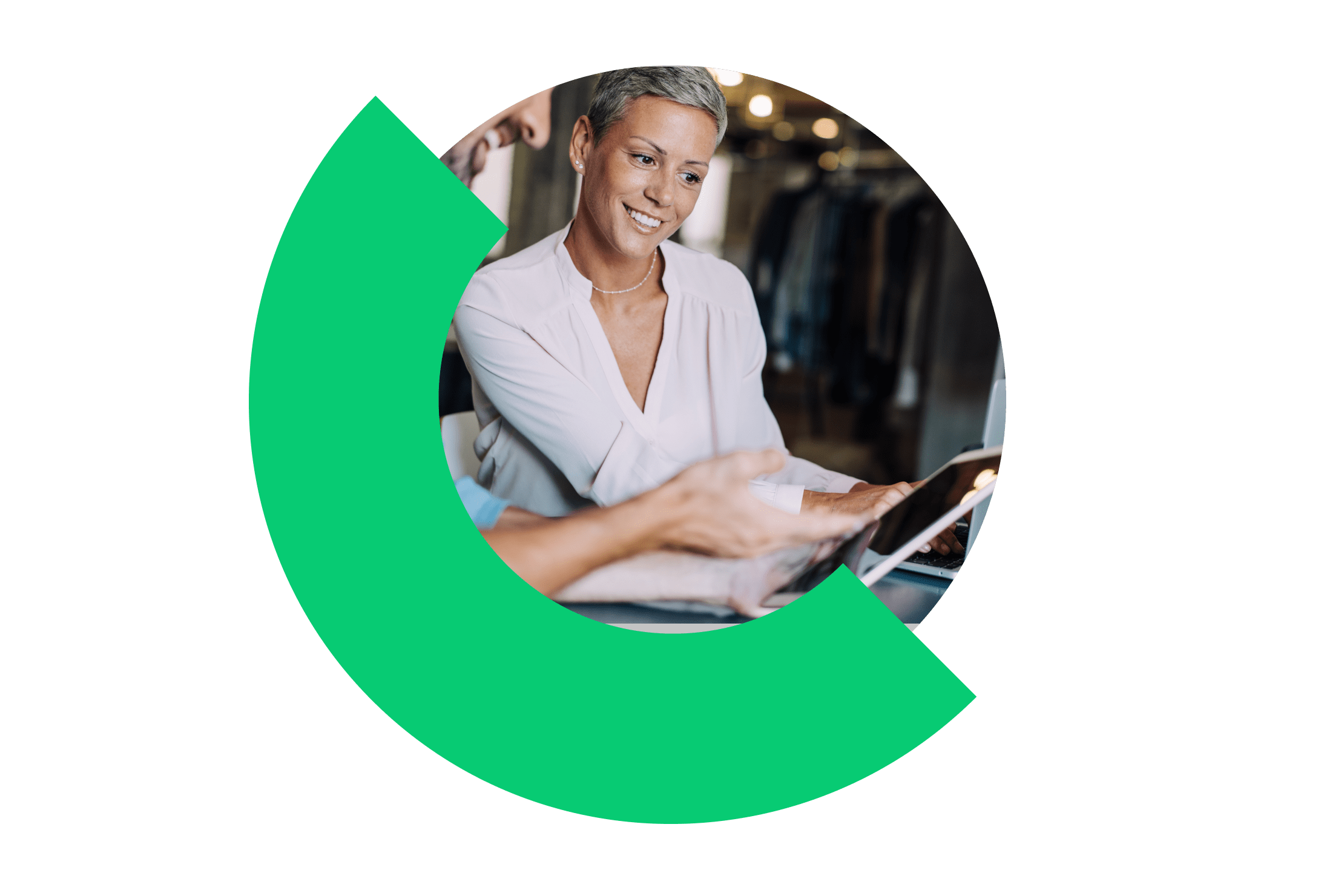 Een verkoper demonstreert functies op een tablet aan een vrouw.