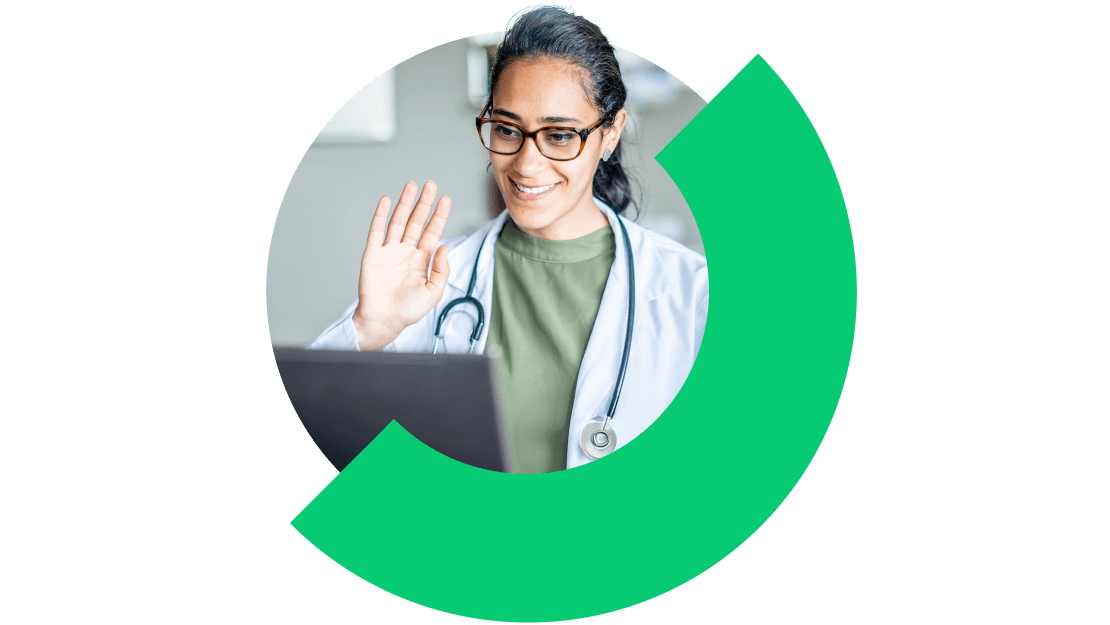 Un médecin prodiguant des soins et effectuant des suivis virtuels avec son patient.