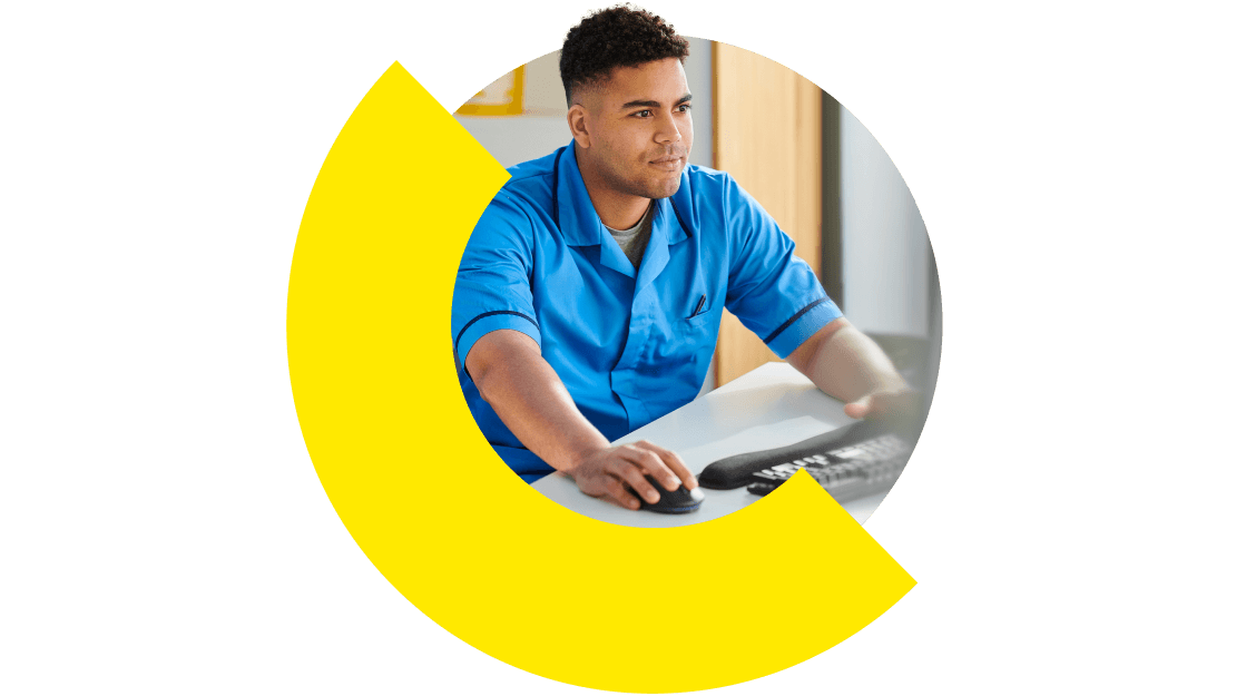 Patiëntenservicemedewerker zorgt voor naadloze communicatie en interactie tussen patiënten en zorgverleners.