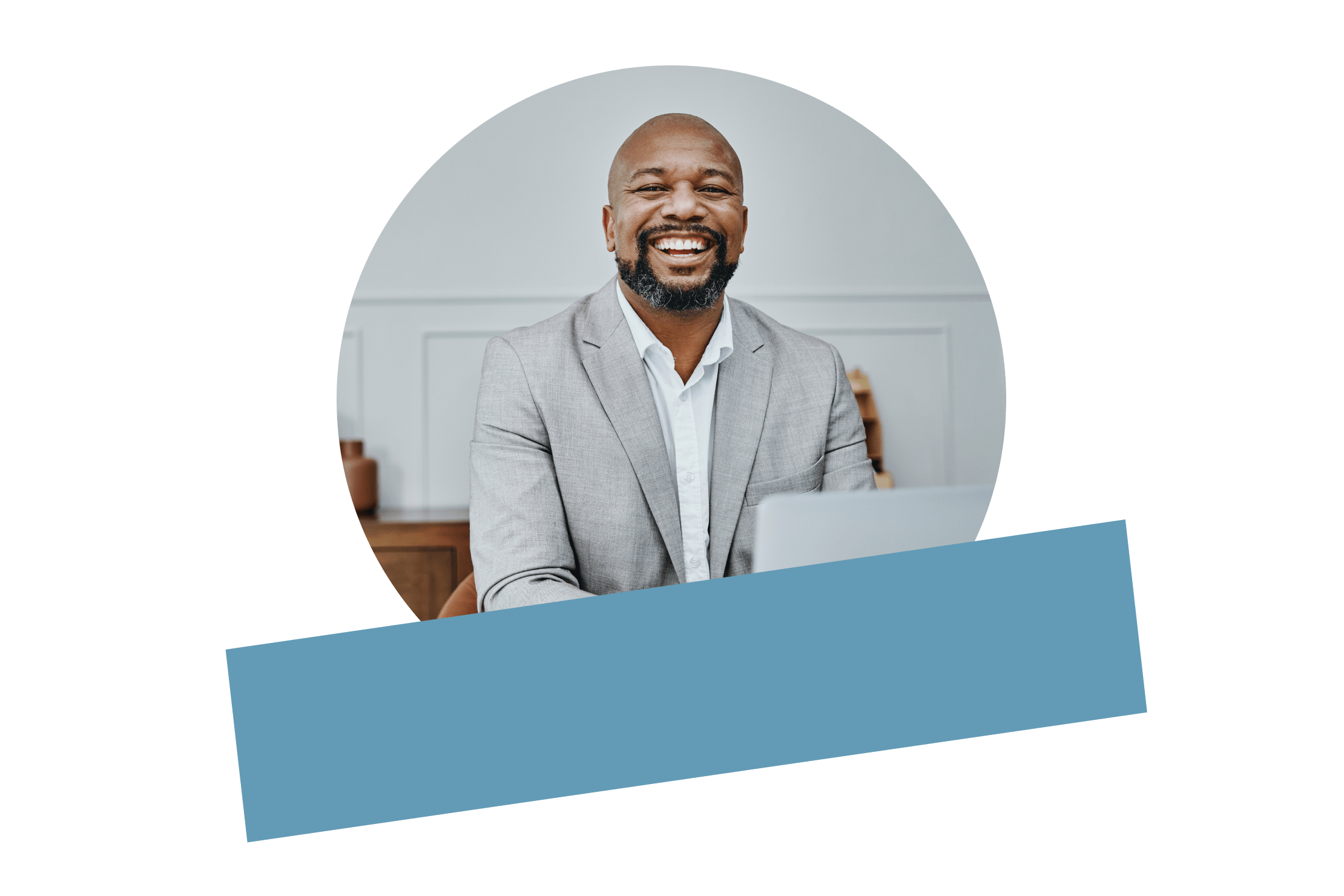 Een glimlachende zakelijke werknemer in een pak die de voldoening belichaamt van het transformeren van uw dealership.