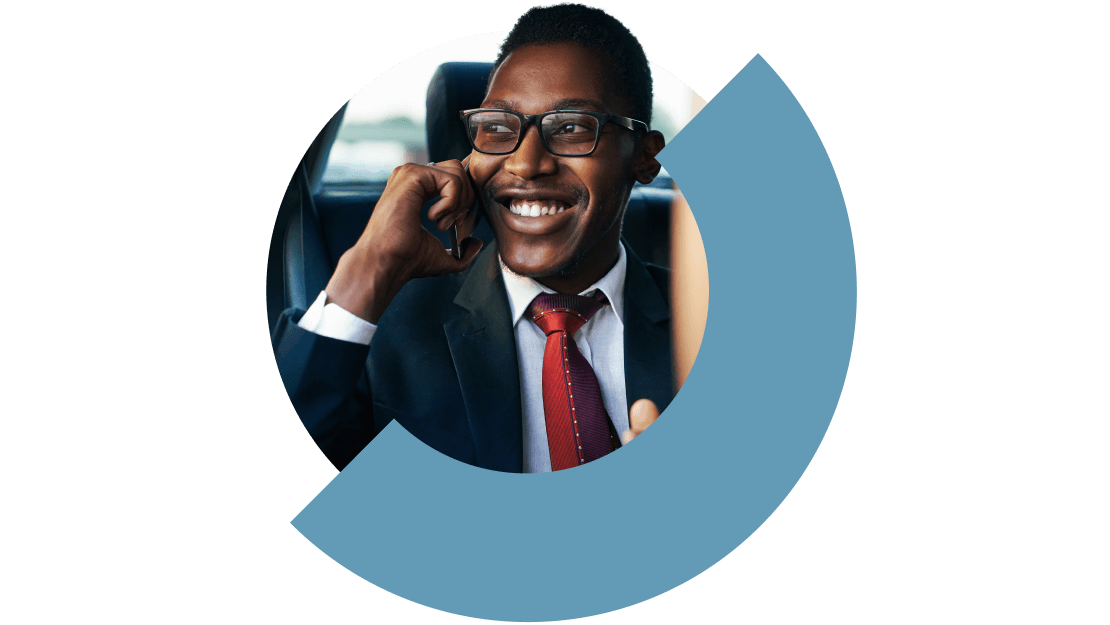 Advogado(a) tendo uma conversa virtual em um carro para receber atualizações importantes.