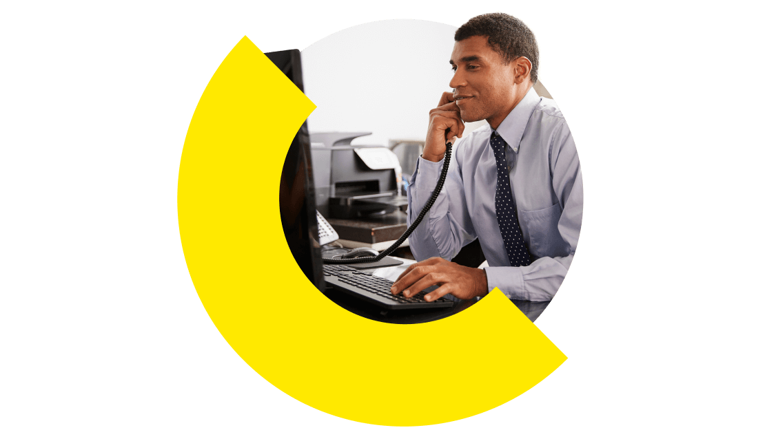 Gerente de oficina que coordina al equipo jurídico para agilizar el flujo de trabajo y mejorar la eficacia con GoTo Connect.