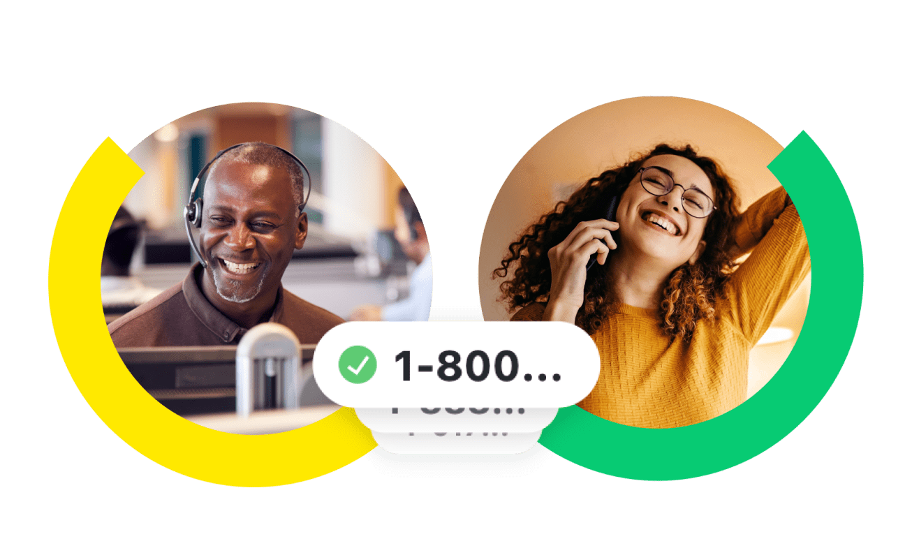 Dois colaboradores se divertindo em uma chamada. O colaborador está usando um headset e a colaboradora está usando seu telefone pessoal.