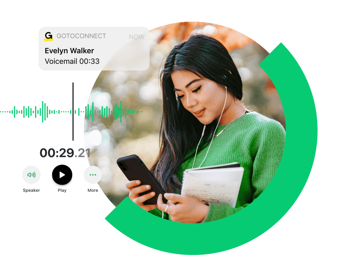 Colagem de uma funcionária remota ouvindo uma mensagem de voz na rua, com opções de reprodução e a duração da mensagem. 