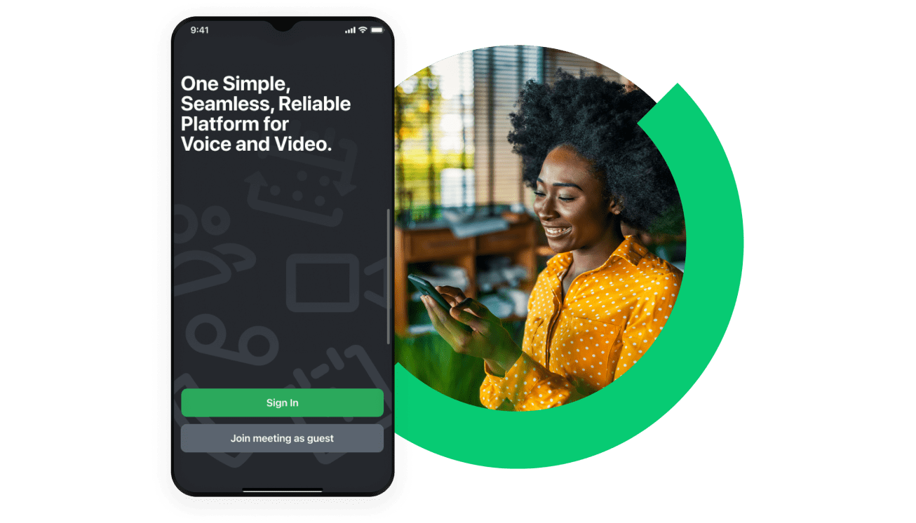 Een glimlachende medewerker die wordt ingewerkt op GoTo Connect voor haar mobiele telefoon.