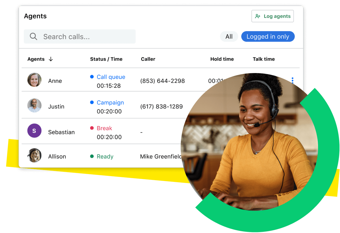 Operadora de suporte técnico conferindo o painel, com uma lista de agentes e o status atual deles na fila de chamadas, incluindo se estão conectados ou fazendo uma pausa.