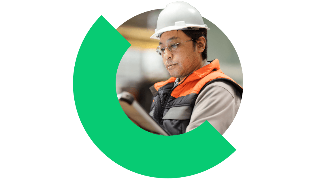 Un responsabile delle operazioni semplifica la produzione e il flusso di lavoro in un impianto di produzione.