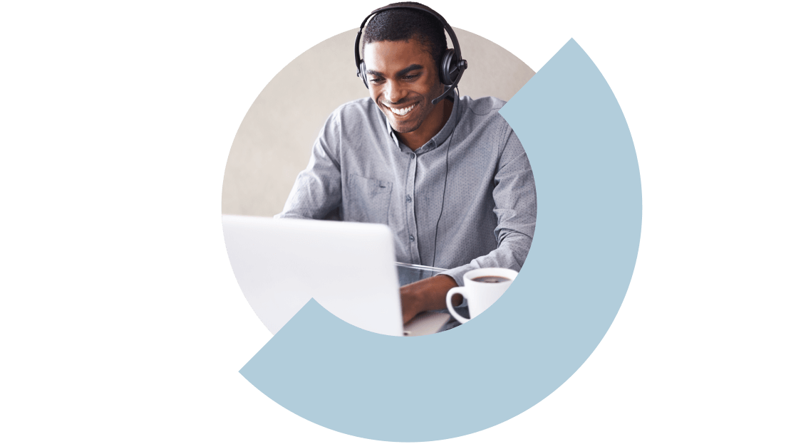 Un agente del servizio clienti fornisce un supporto reattivo e soluzioni rapide ai clienti.