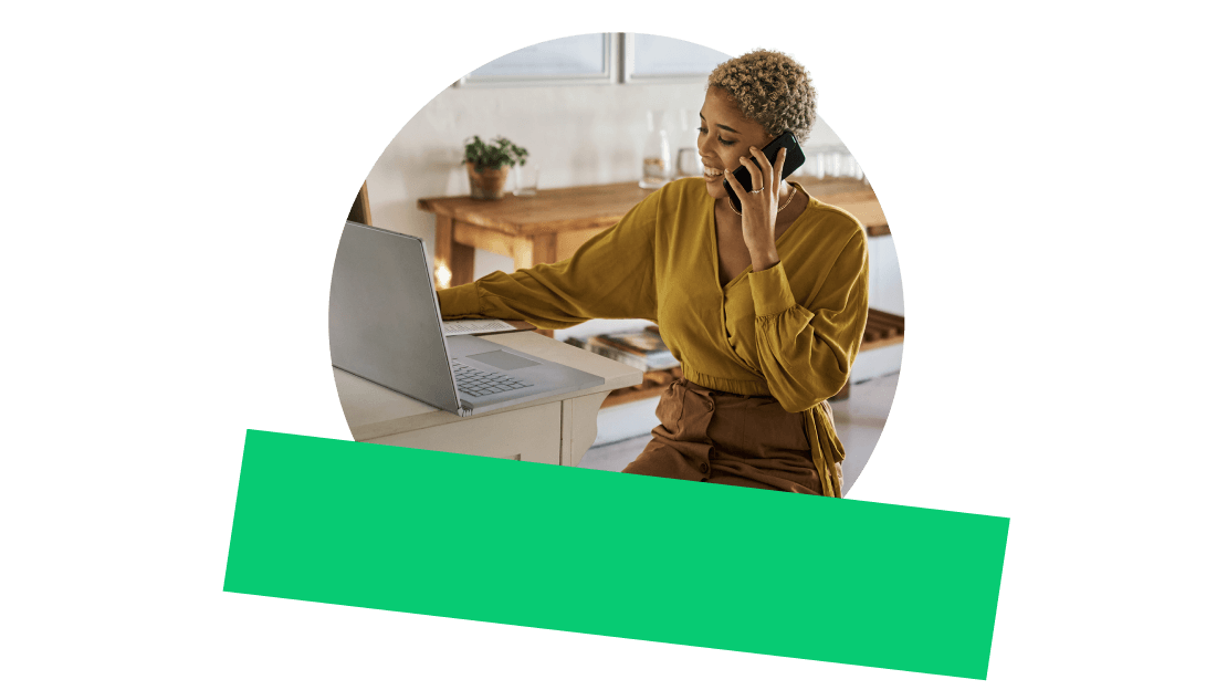 Een café-eigenaar levert persoonlijke service en beheert reserveringen van klanten naadloos met behulp van GoTo Connect.