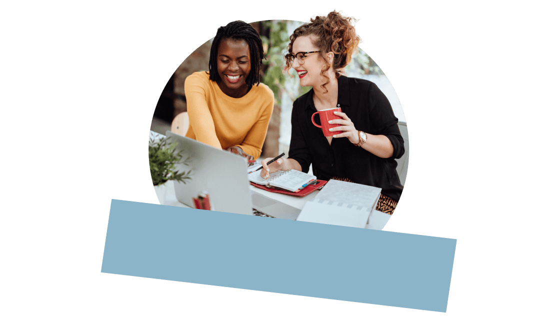 Twee ambtenaren van verschillende afdelingen binnen dezelfde overheidsorganisatie werken naadloos samen.