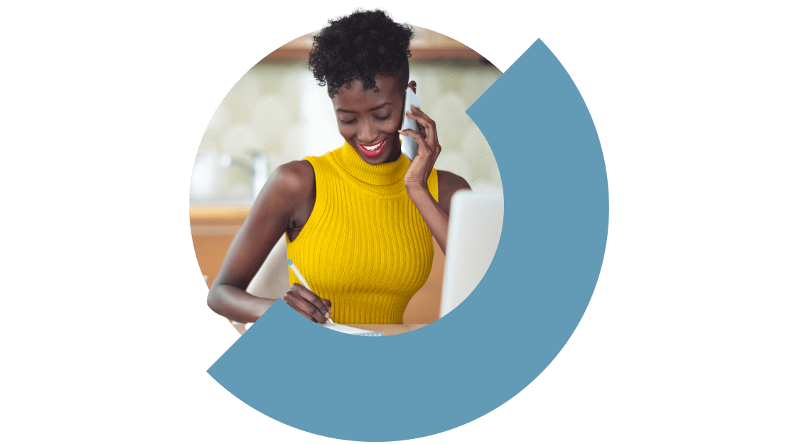 Un professionista IT che ottimizza il suo team grazie al portale di amministrazione unificato di GoTo Connect per una gestione efficiente del team.