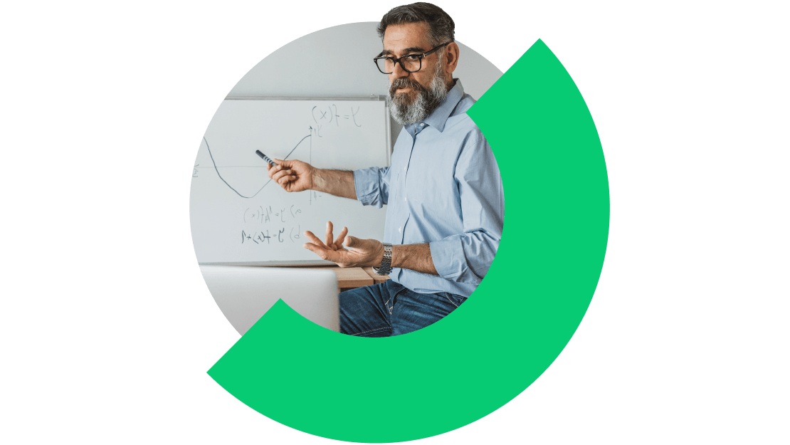 Un éducateur qui dispense un cours en ligne en utilisant GoTo Connect pour un apprentissage virtuel fluide.