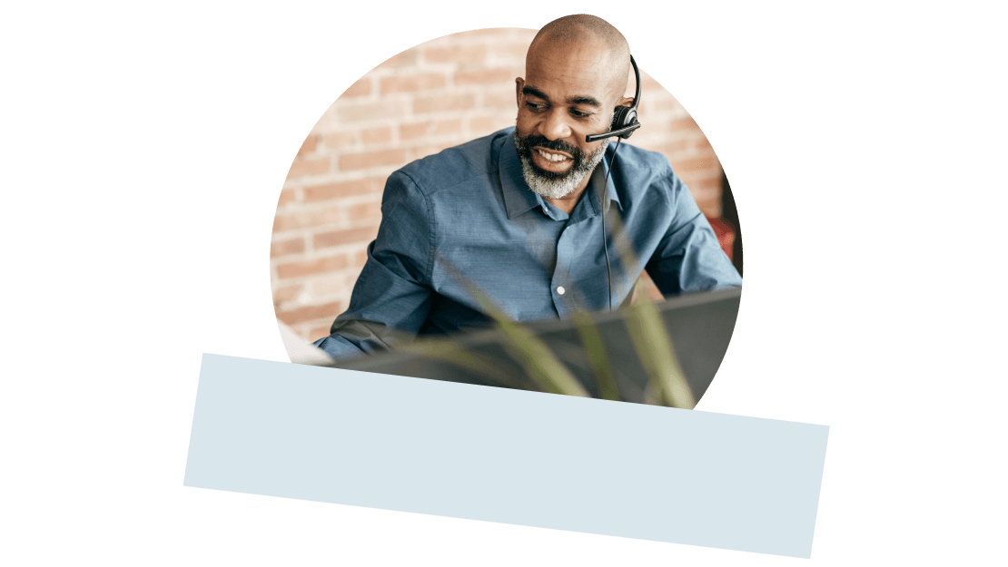 Un técnico de TI para centros educativos que gestiona las operaciones y las comunicaciones de todo el campus.