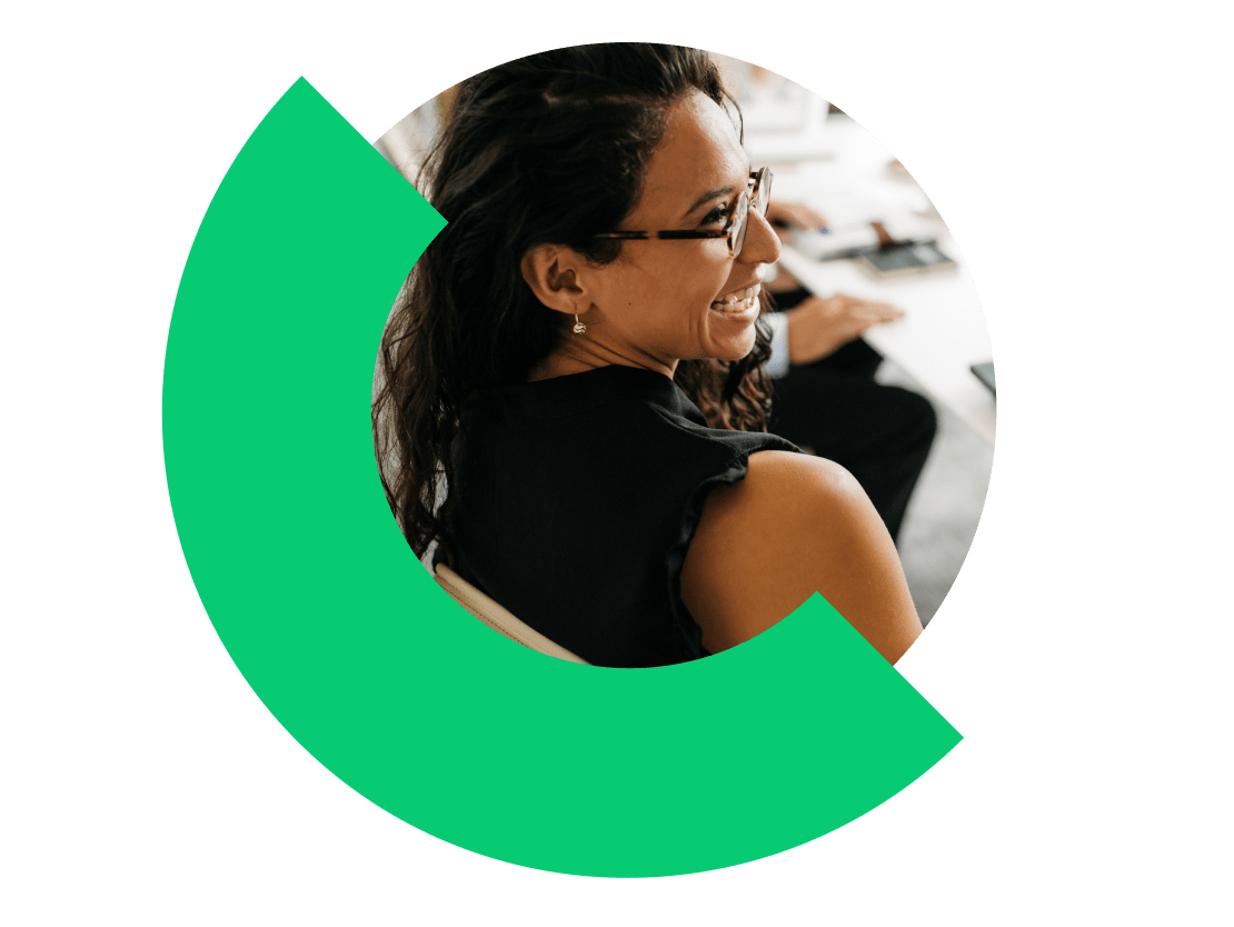 Avocat utilisant GoTo Connect pour parler avec un client et consulter des détails, tout en suivant la durée de l’appel.