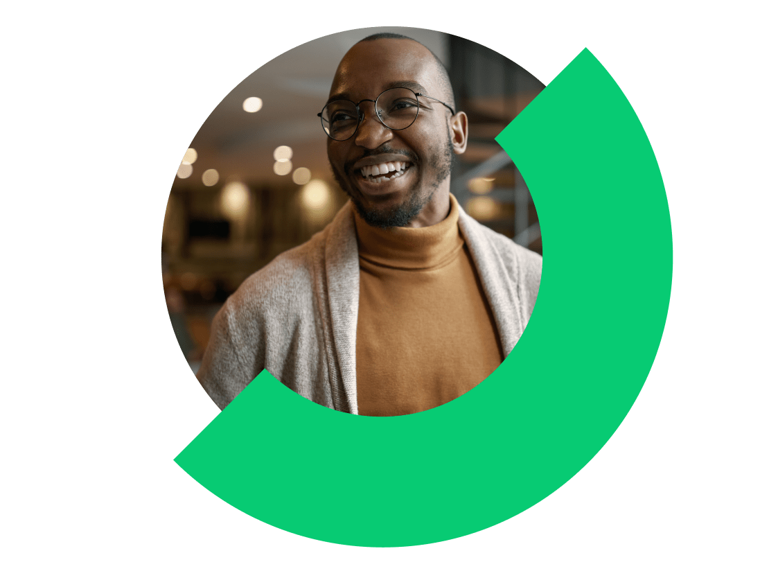 Profissional corporativo em uma chamada no GoTo Connect pelo celular.