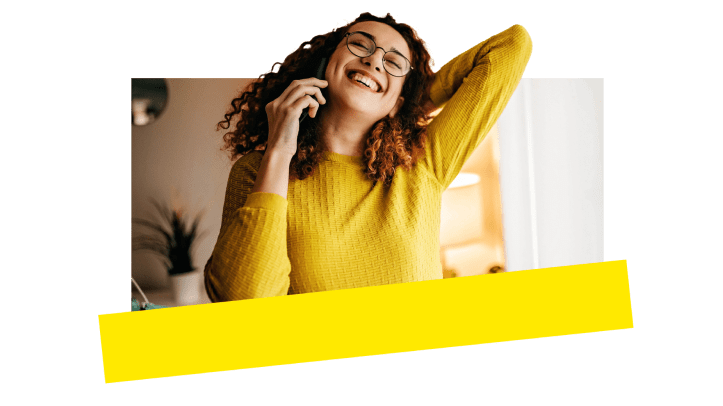 Mulher em uma chamada com seu número de celular do GoTo Connect.