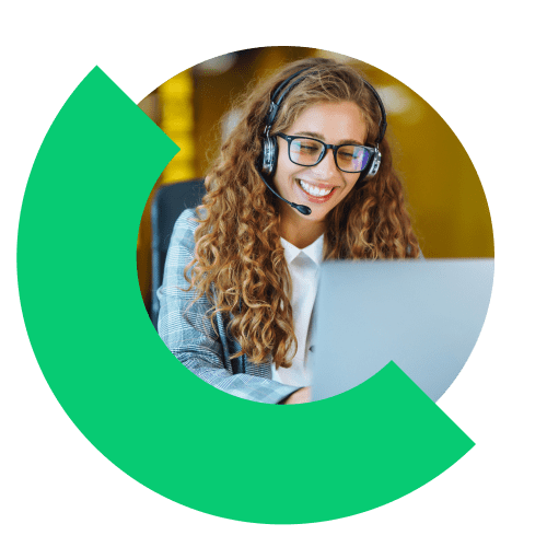 Personne dans un bureau utilisant un logiciel de communication d'entreprise sur un ordinateur portable.