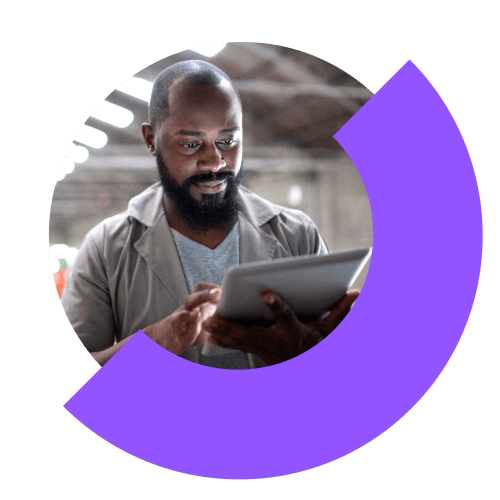 Iemand in fabriek die op een tablet tools voor toegang en ondersteuning op afstand gebruikt.