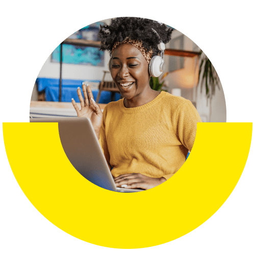 Iemand die thuis gebruikmaakt van tools voor online samenwerking op een laptop.