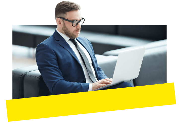 Advogado usando um notebook para coordenar e colaborar de forma eficaz com a equipe jurídica.