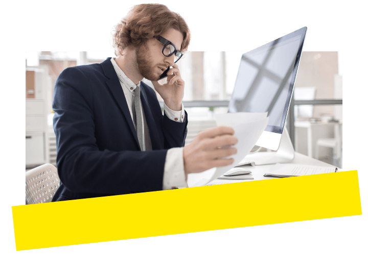 Assistente jurídico interagindo com um(a) cliente com tranquilidade usando o GoTo Connect para uma comunicação eficiente.