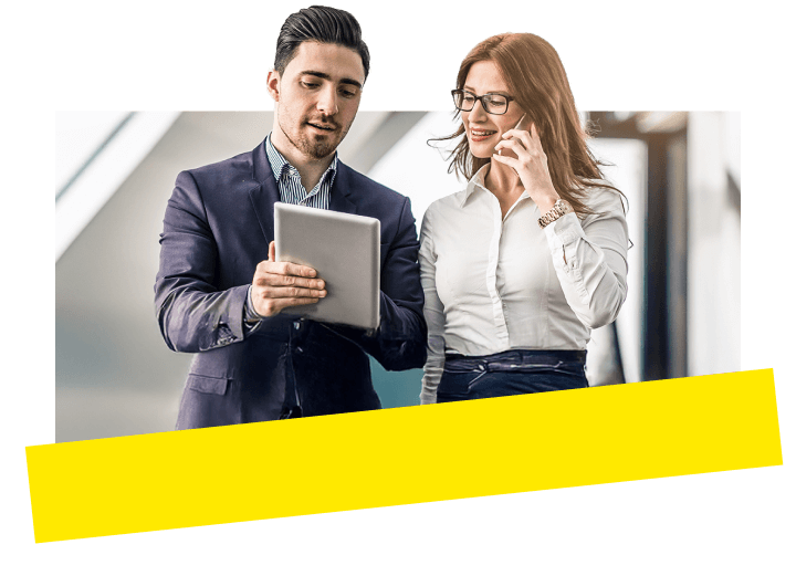 Dos abogados agilizan las discusiones sobre casos utilizando una tableta y la información de GoTo Connect para mejorar la productividad.