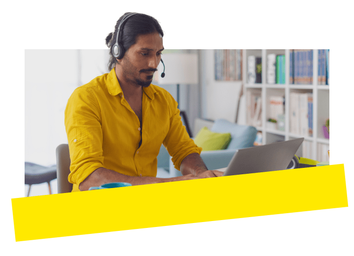 Profissional usando o sistema de telefonia unificado do GoTo Connect no computador do seu home office.