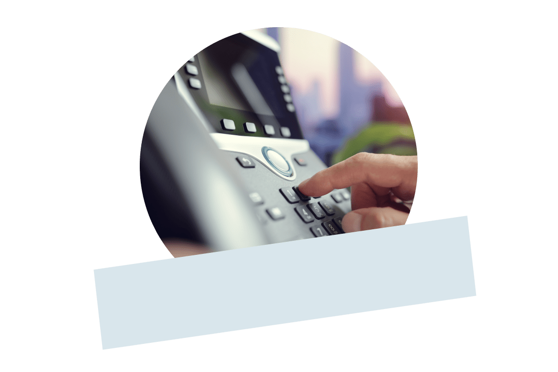 Matériel téléphonique sur un bureau.