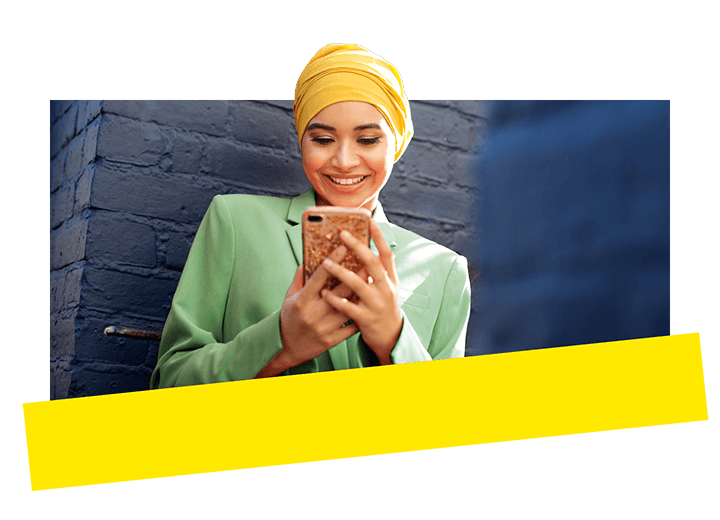 Jovem profissional usando a IA do GoTo Connect no celular para se comunicar com clientes sem complicação.