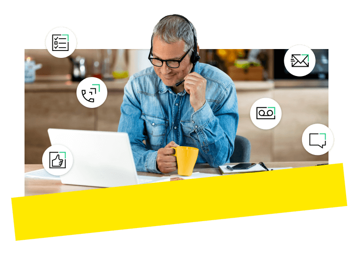 Profissional usando o sistema de telefonia do GoTo Connect em seu home office.