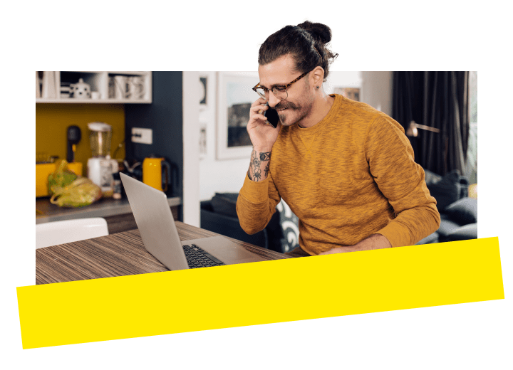 Professionista felice di utilizzare GoTo Connect mentre lavora da casa.