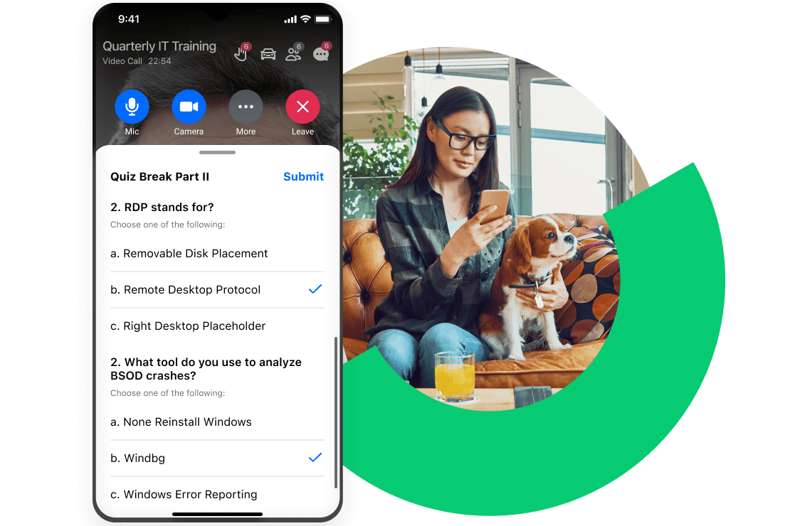 Professional die vanaf een mobiel apparaat deelneemt aan een virtuele training met GoTo Training.