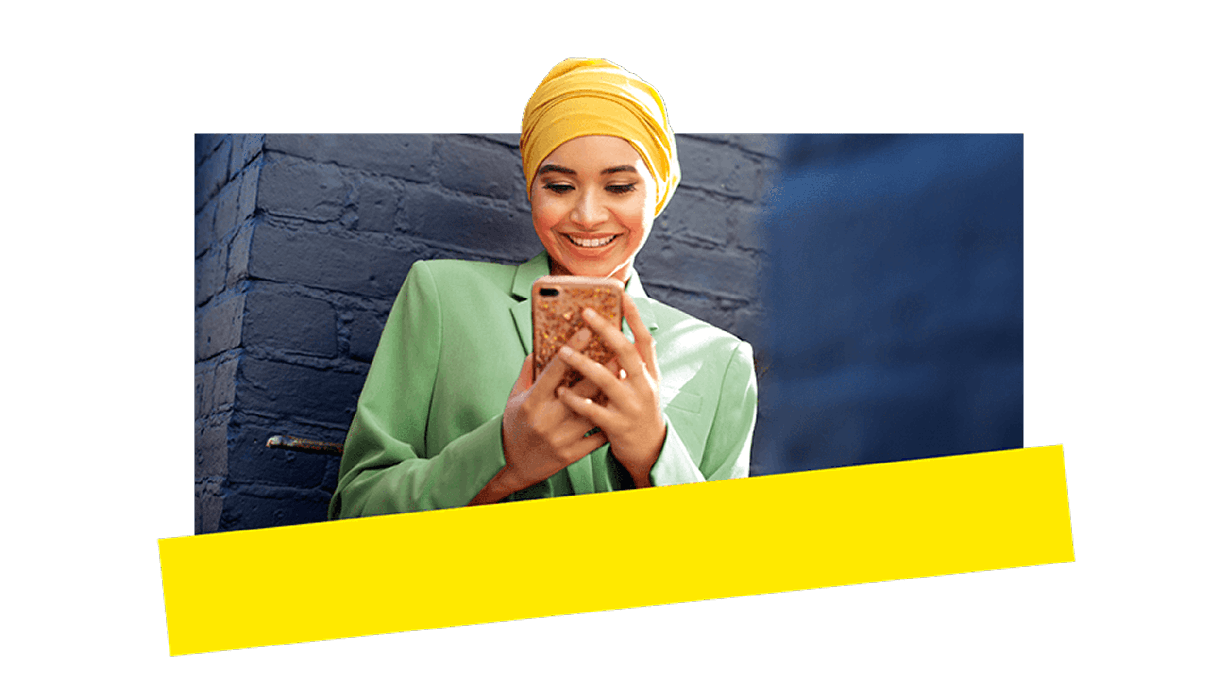 Jonge professional die AI van GoTo Connect gebruikt op haar telefoon voor naadloze communicatie met haar klanten.