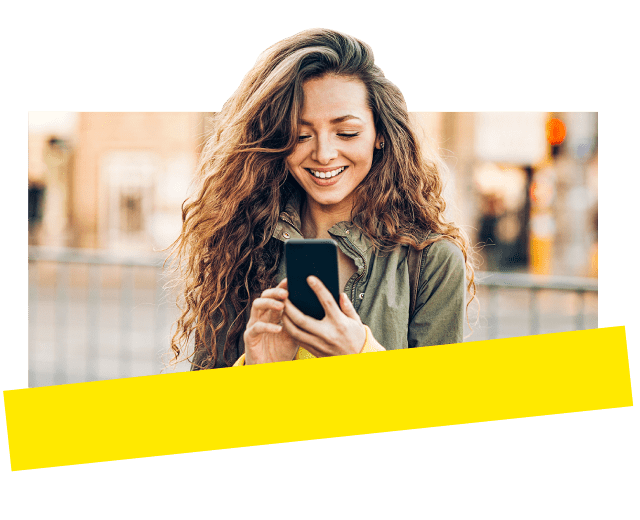 Mulher usando o GoTo Meeting com segurança no celular ao ar livre.