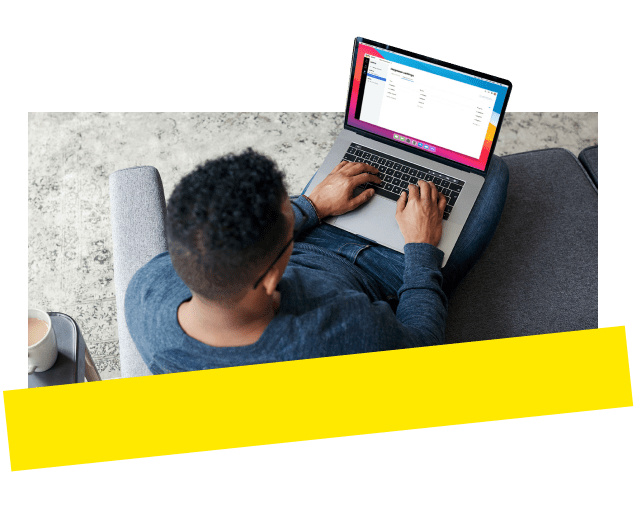 Man die GoTo Admin gebruikt op zijn computer.