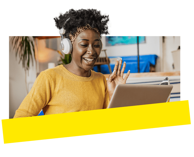 Mujer disfrutando de un sonido claro con GoTo Meeting durante una reunión por vídeo.