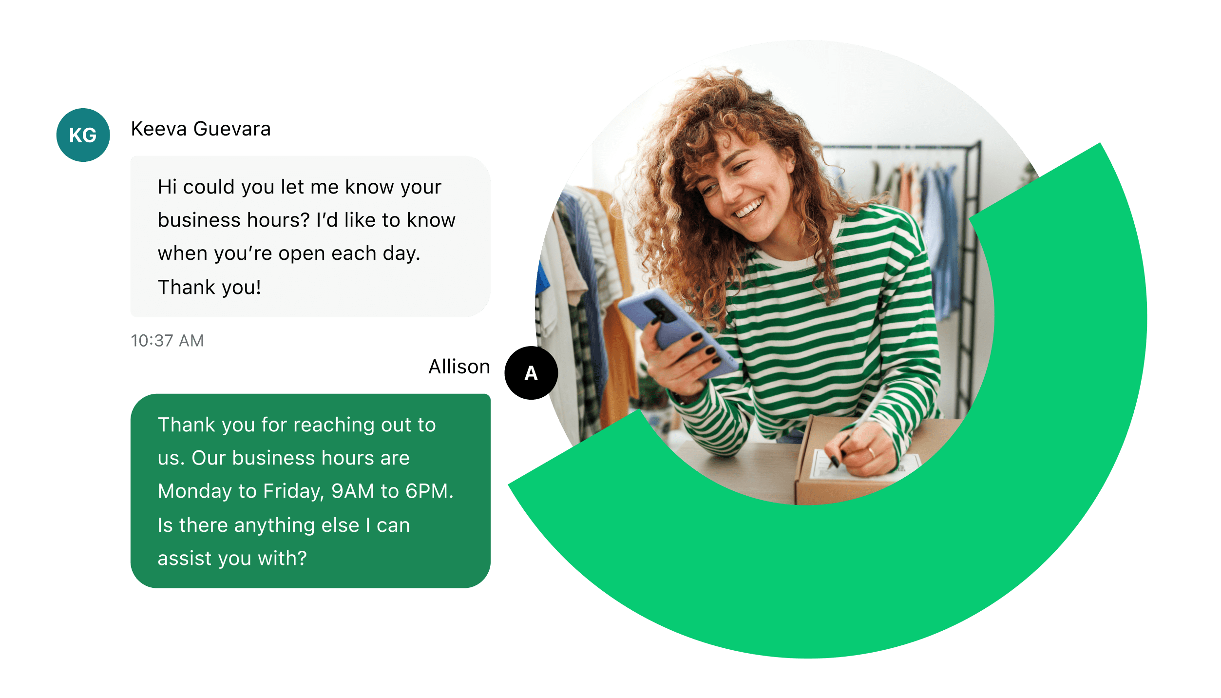 Funcionário(a) de uma empresa segurando um celular e sorrindo ao usar o GoTo Connect, o serviço de mensagens SMS para empresas, para interagir com clientes.