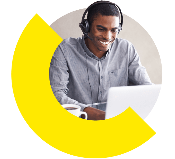 Agente usando o GoTo Contact no notebook.