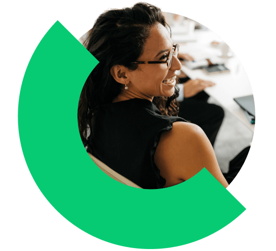 Gerente sorrindo durante uma reunião.