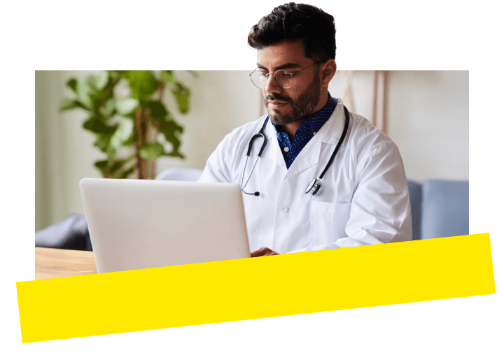 Médico prestando atendimento médico virtual sempre ativo, garantindo a comunicação segura com o paciente.