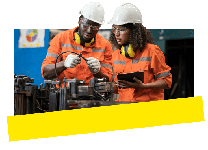 Twee technici controleren de maatnauwkeurigheid van een opspanning met hun productiemanager met behulp van GoTo Connect.