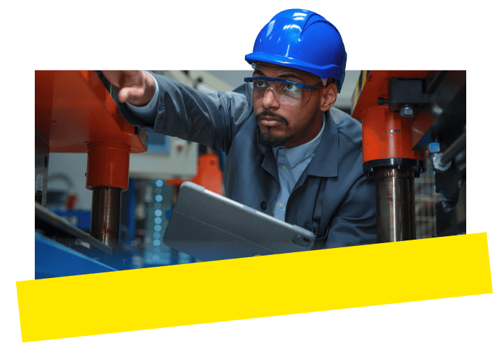 Een technicus gebruikt GoTo Connect om live samen te werken met een leverancier, zodat machines nauwkeurig worden ingesteld.