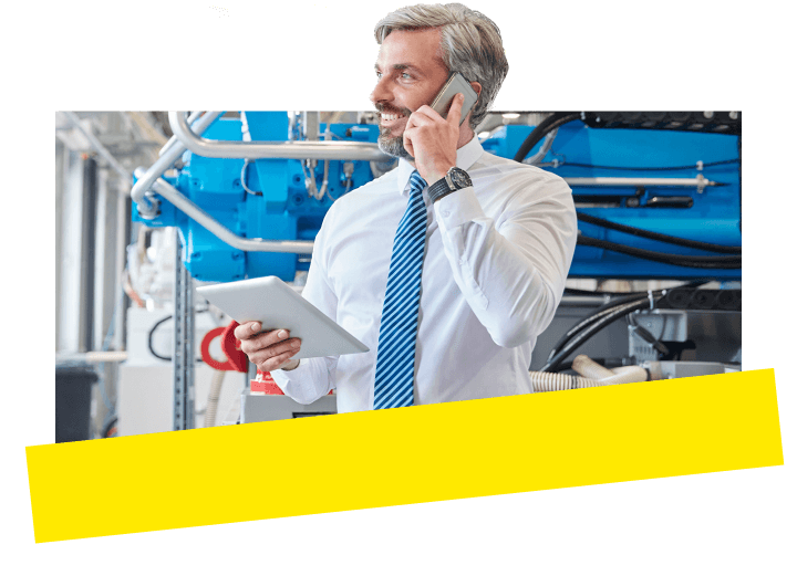 Un responsabile delle operazioni sfrutta le intuizioni guidate dall'IA e gli strumenti di comunicazione in tempo reale per coordinarsi con il team e ottimizzare il flusso di lavoro.